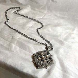 Statement piece necklace w/ pearls 🤍